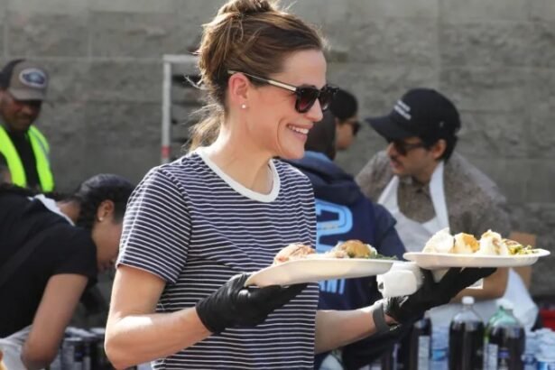 Jennifer Garner Brings Warmth and Heart to Skid Row This Thanksgiving