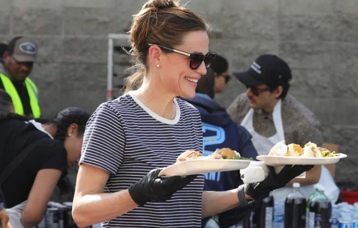Jennifer Garner Brings Warmth and Heart to Skid Row This Thanksgiving